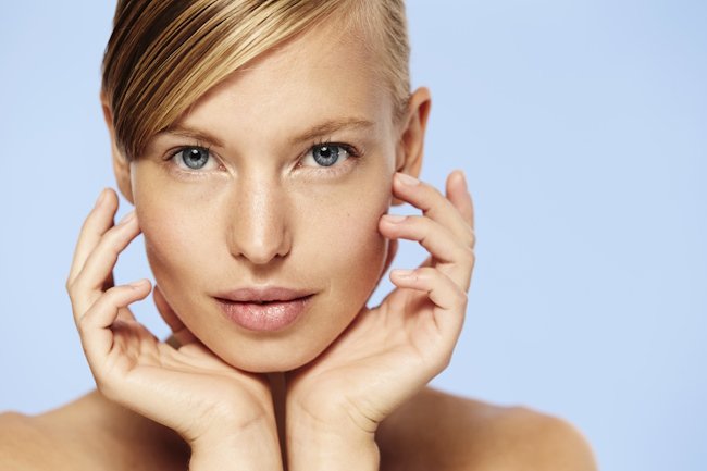 девушка на голубом фоне