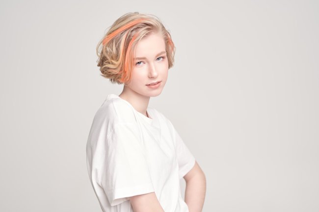 девушка на светлом фоне