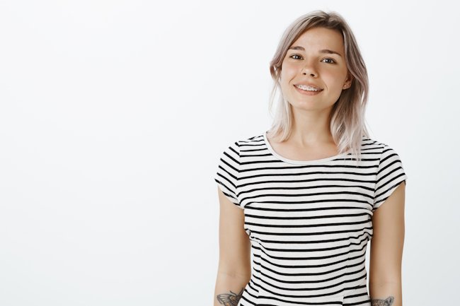 девушка в полосатой футболке