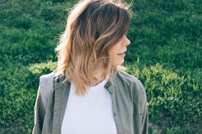 девушка в белой футболке