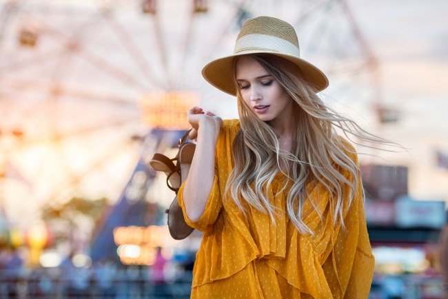 Черные корни и белые волосы