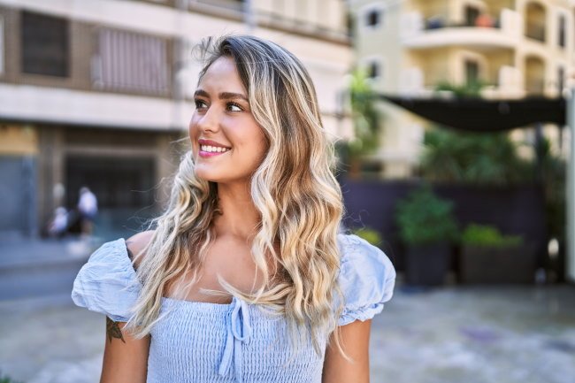 Темные корни и светлые волосы