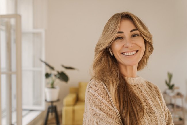 Женщина с красивым оттенком блонда