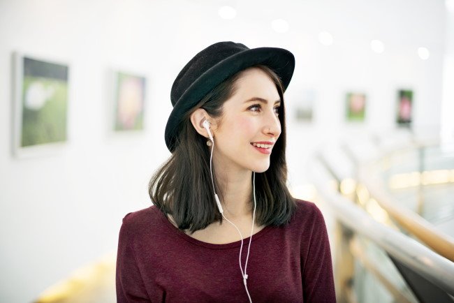 бледная кожа и черный цвет волос