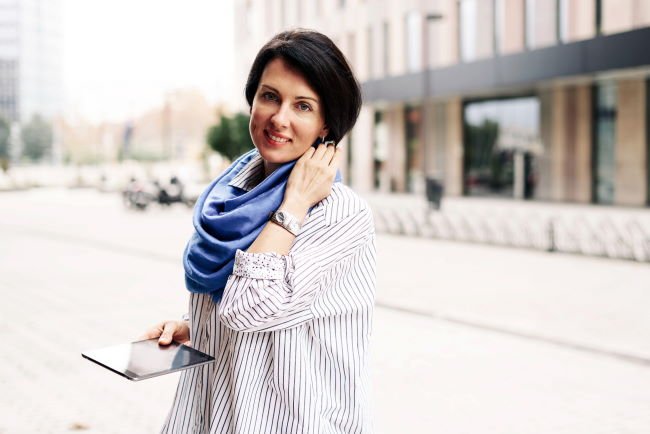 зеленые глаза и черный цвет волос