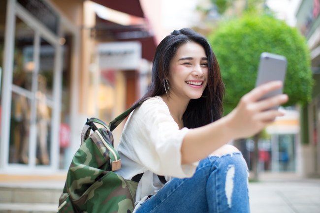 персиково-розовая кожа и черный цвет волос