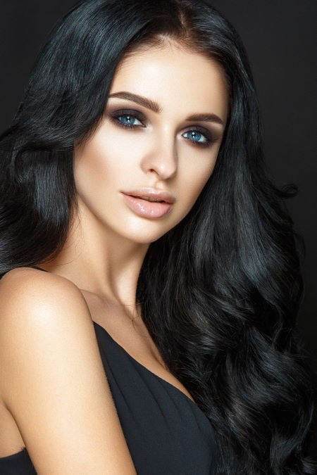 голубые глаза  и черный цвет волос