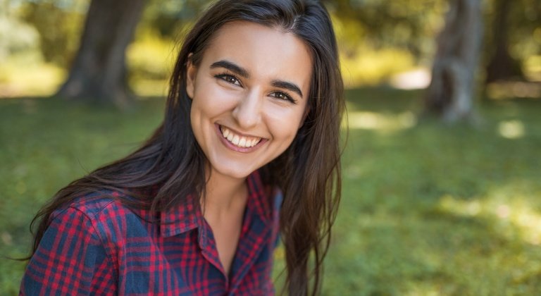 Tsvet volos dlya karikh glaz 768x420