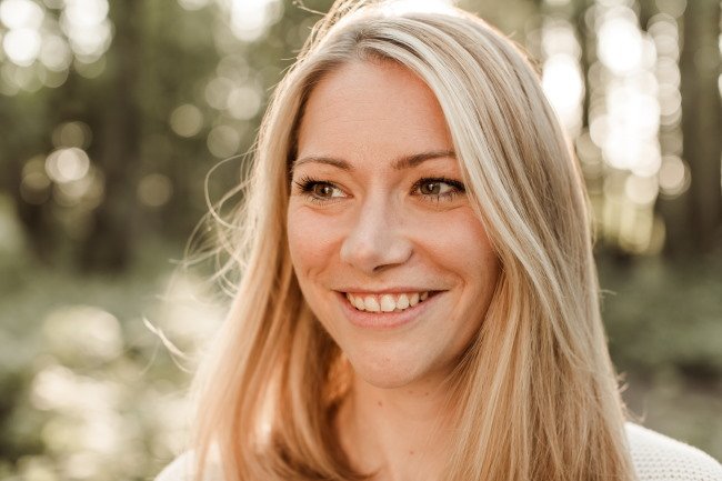 Светлый цвет волос для карих глаз