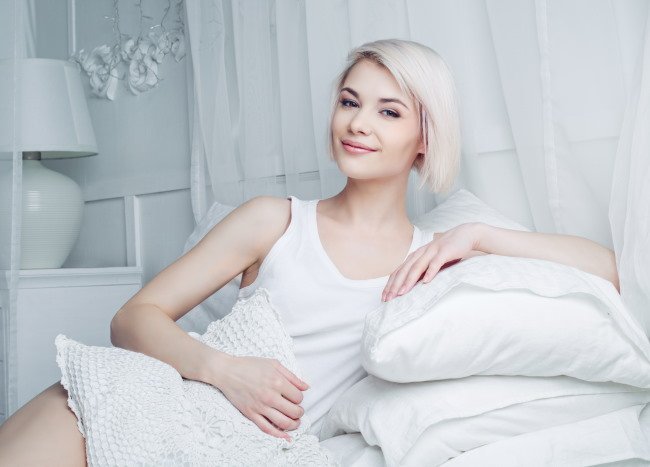 Девушка с подушками