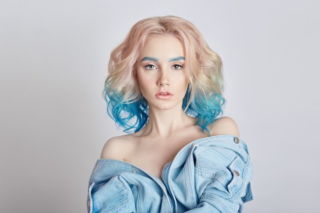 Девушка с яркими прядями