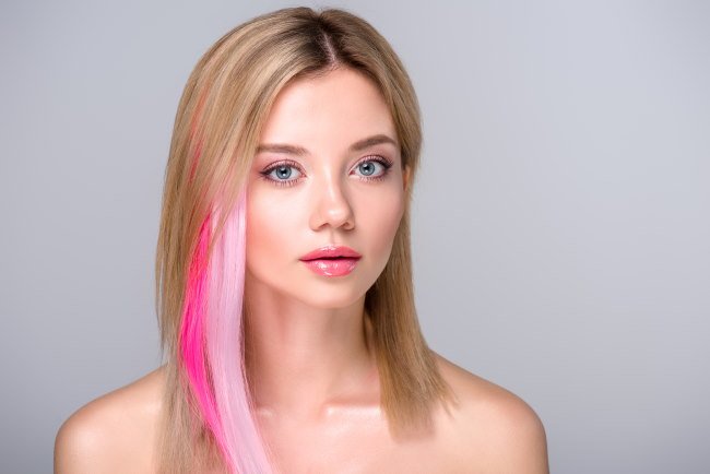 Окрашивание отдельных прядей в яркие тона