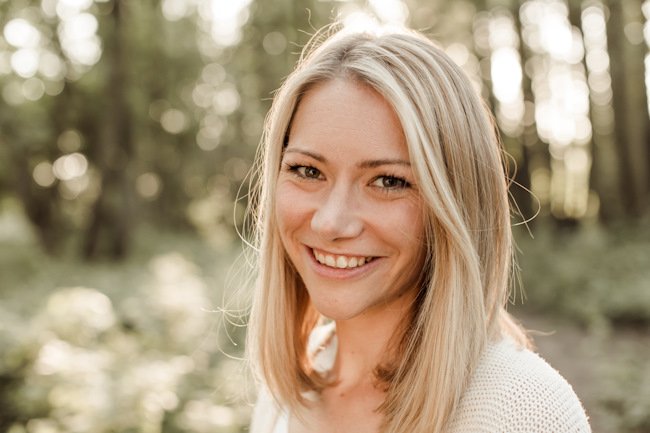 Холодный оттенок волос у блондинки