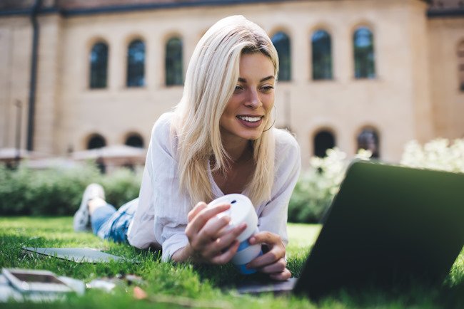 Девушка с окрашенными волосами в холодный блонд