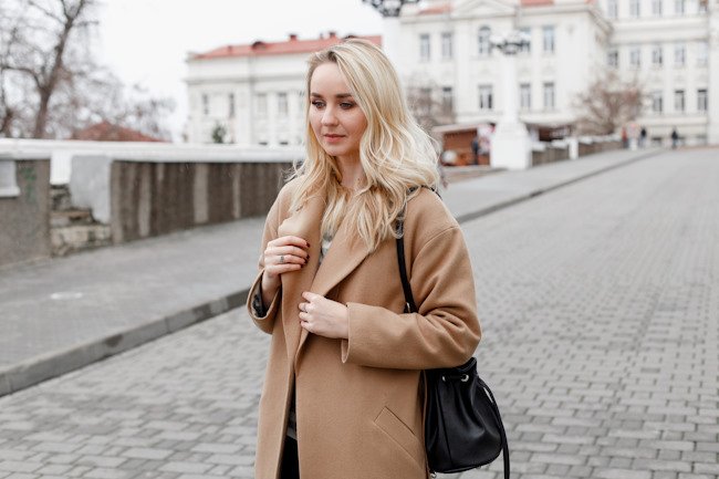 Блондинка с холодным цветом волос