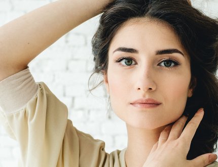 девушка с темными волосами