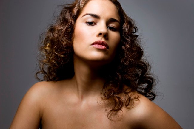 Девушка с вьющимися волосами