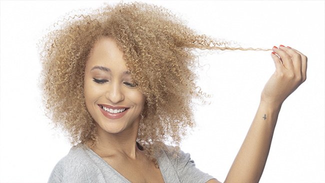 Девушка с кучерявыми волосами