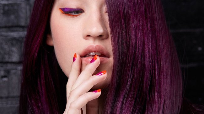 Девушка с фиолетовыми волосами