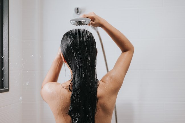 девушка моет голову