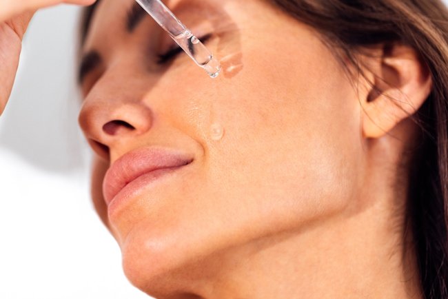 Нанесение сыворотки для лица