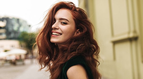 Как придать волосам объем с помощью пудры? Простые способы и рекомендации