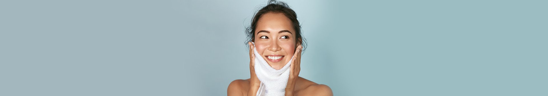 Девушка вытирает лицо полотенцем