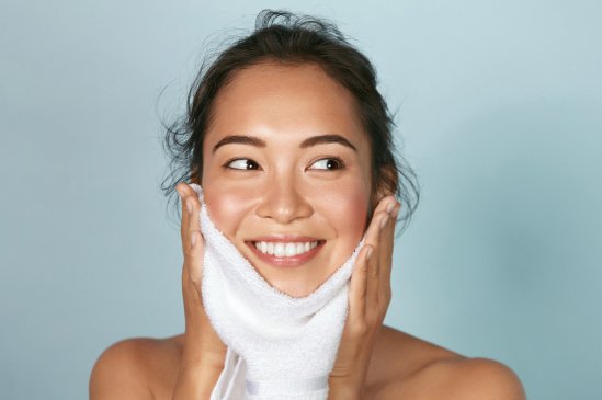 Девушка вытирает лицо полотенцем