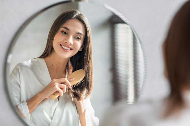 девушка у зеркала фото