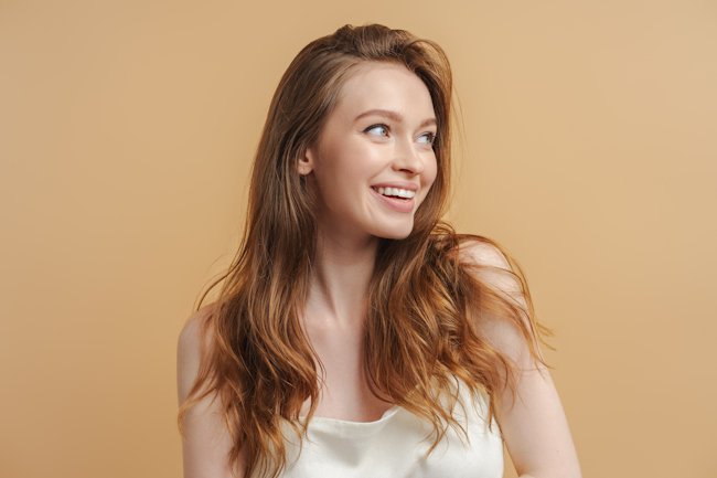 девушка на оранжевом фоне