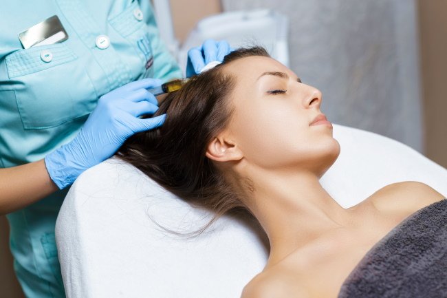 Салонные процедуры против выпадения волос: эффективные методы и советы