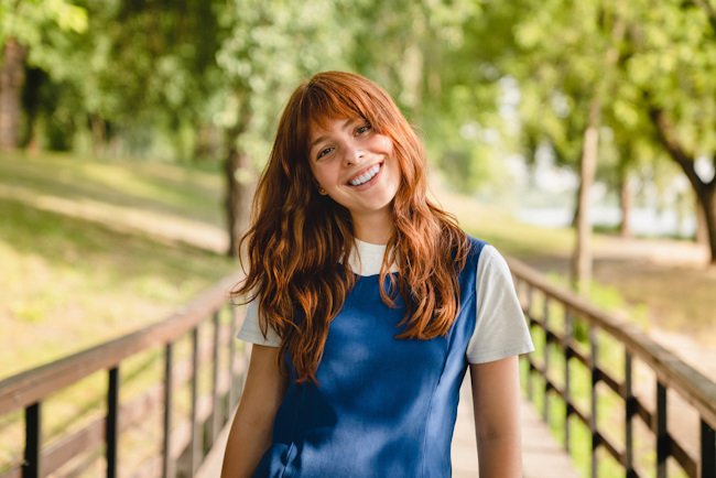 Девушка с рыжими волосами