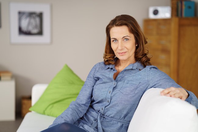 женщина сидит на диване