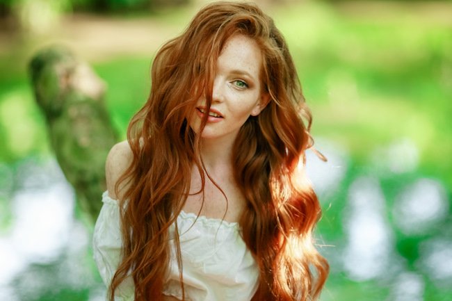 девушка на зеленом фоне