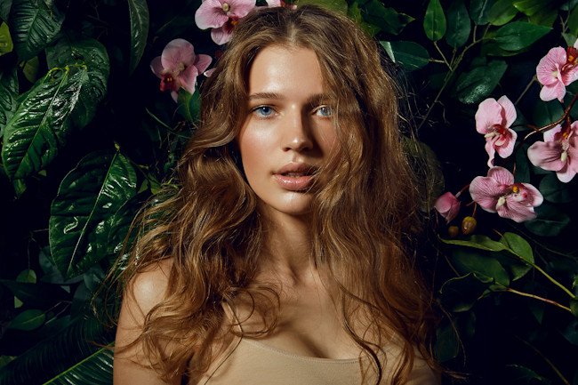 девушка с длинными волосами