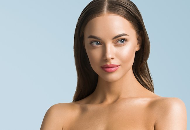 девушка на голубом фоне