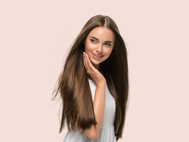 длинные каштановые волосы