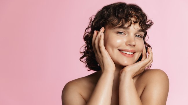 девушка с кудрявыми волосами