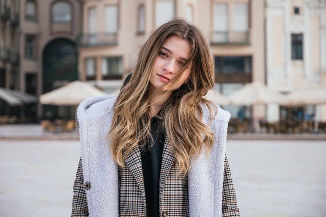 Девушка с красивыми волосами