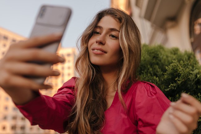 Молодая девушка с каштановыми волосами