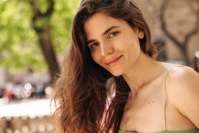 Девушка с каштановыми волосами и карими глазами