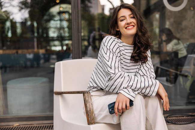 Ухоженные густые каштановые волосы