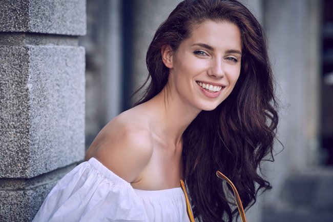 Фото девушки с темно-каштановыми волосами