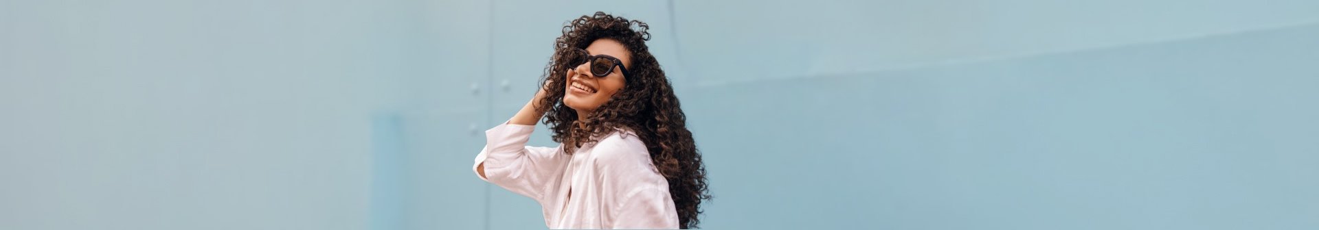 Девушка с каштановыми кудрявыми волосами