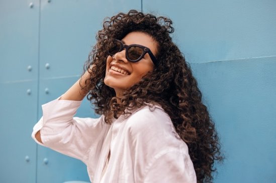 Девушка с каштановыми кудрявыми волосами