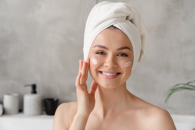 Глубоко увлажняющий крем на лице