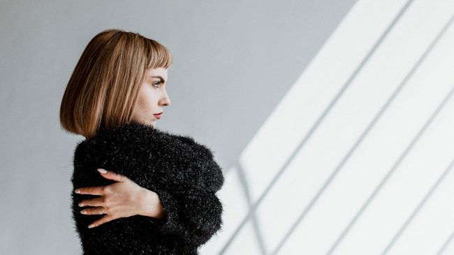 девушка с челкой