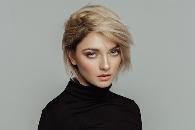 девушка на сером фоне