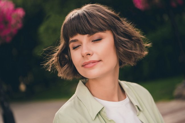 Темные короткие волосы с челкой