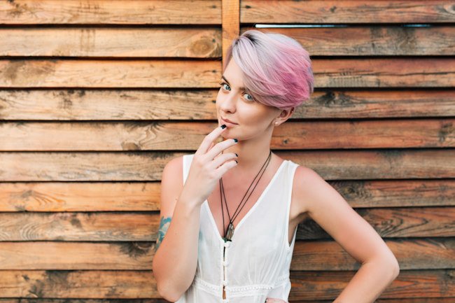 Блондинка с короткими волосами